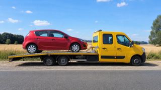 Małe auto na platformie – awaryjne otwieranie aut w Zamościu