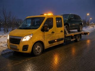 Nocna pomoc drogowa po wypadku – SUV na lawecie – Zamość