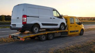 Bus na lawecie o zachodzie słońca przy trasie S17 pod Zamościem