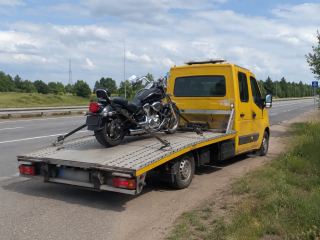 Motocykl ładowany na lawetę przy drodze – Zamość